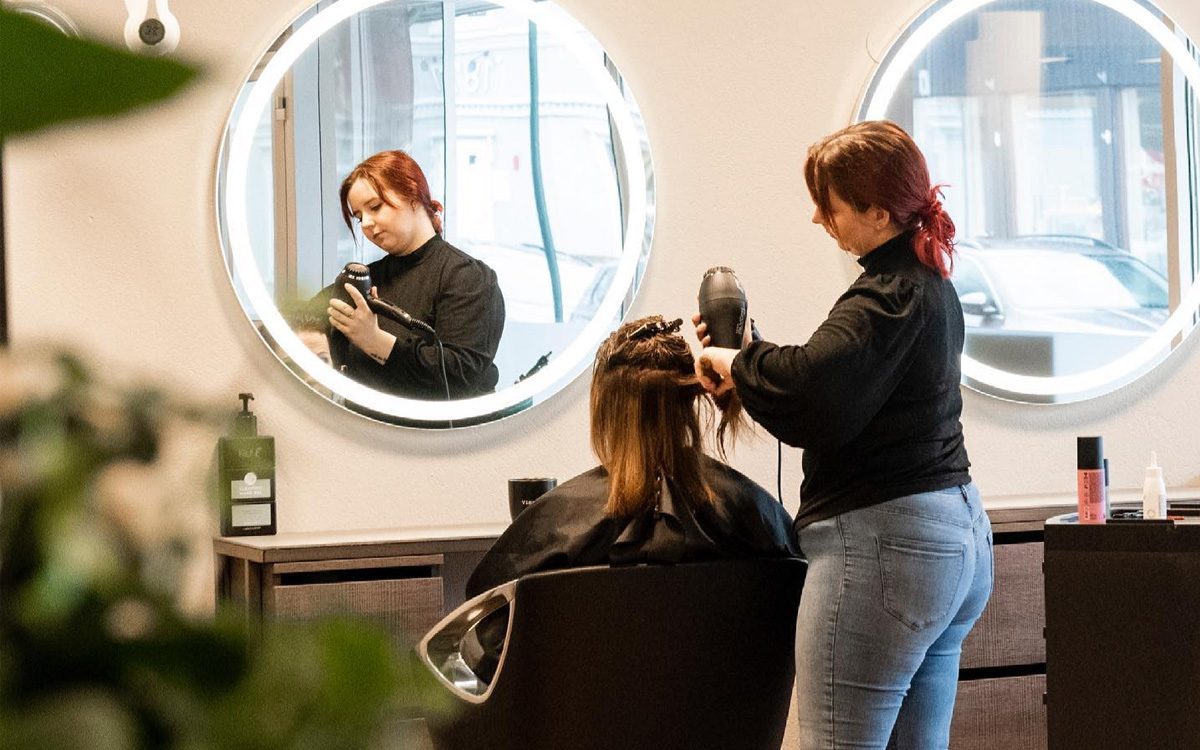 Frisør i arbeid hos vEx