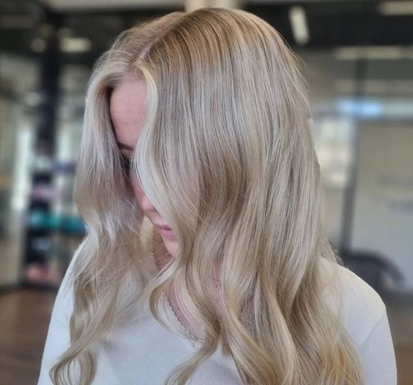 Blondt hår farget og stylet hos vEx